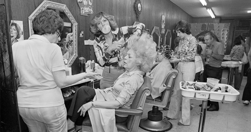©meryl-meisler-mom-getting-hair-teased-besame-salon-1979